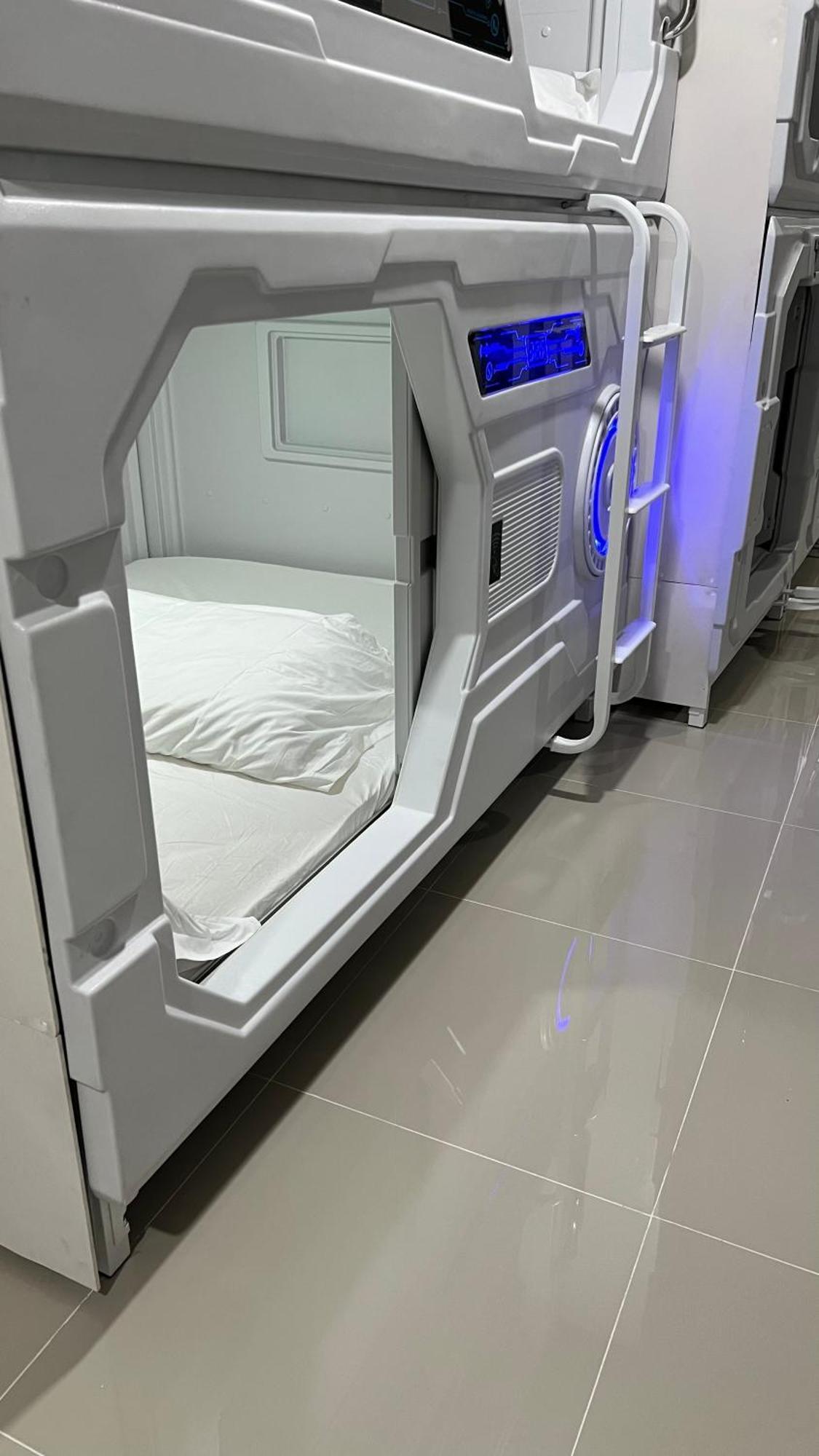 Kiwi Capsule Hotel Bangkok Kültér fotó