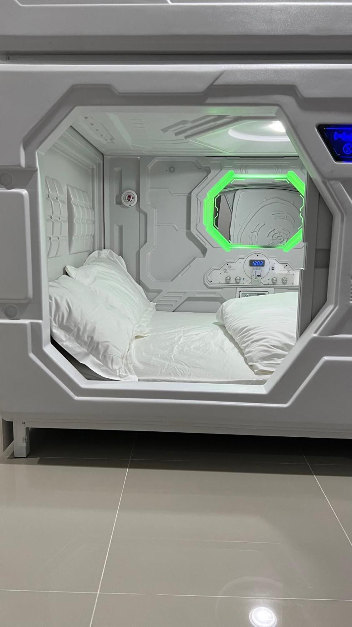 Kiwi Capsule Hotel Bangkok Kültér fotó