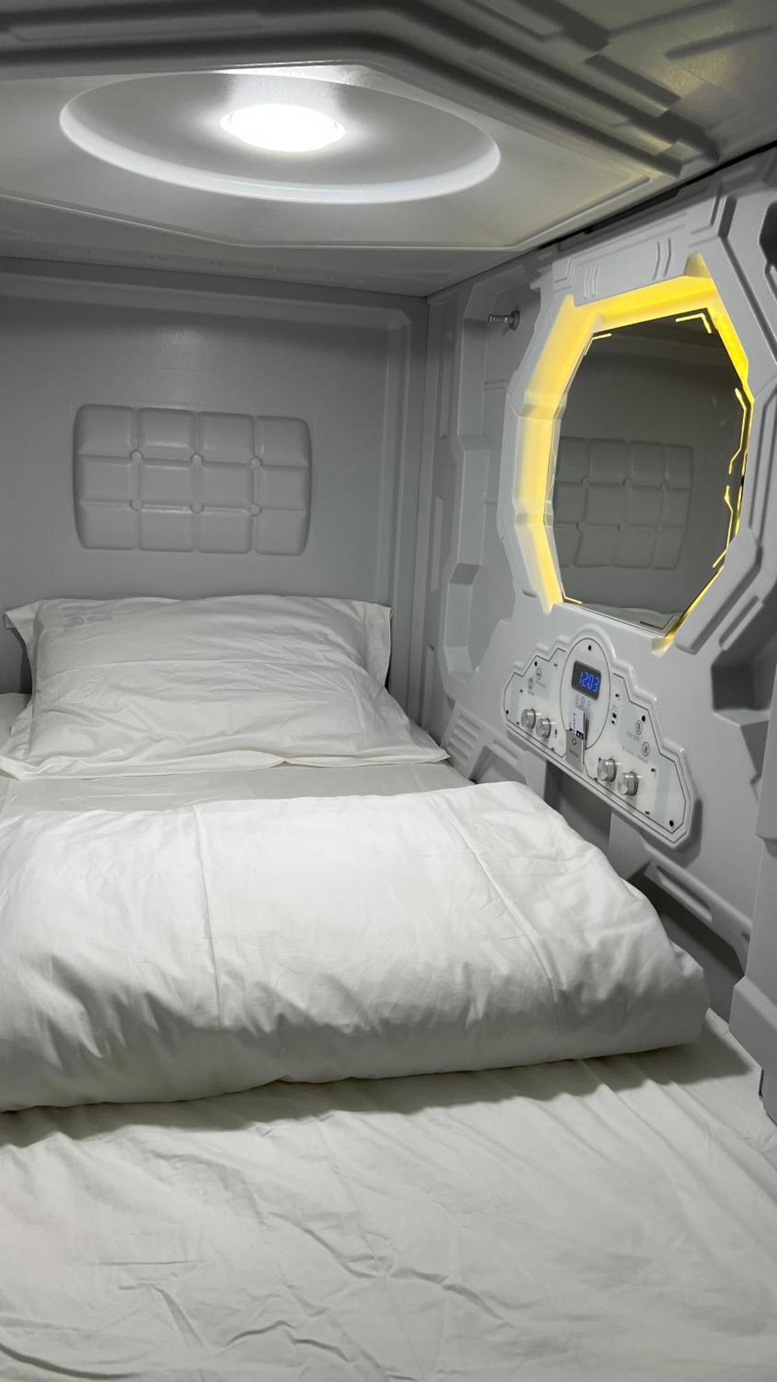 Kiwi Capsule Hotel Bangkok Kültér fotó