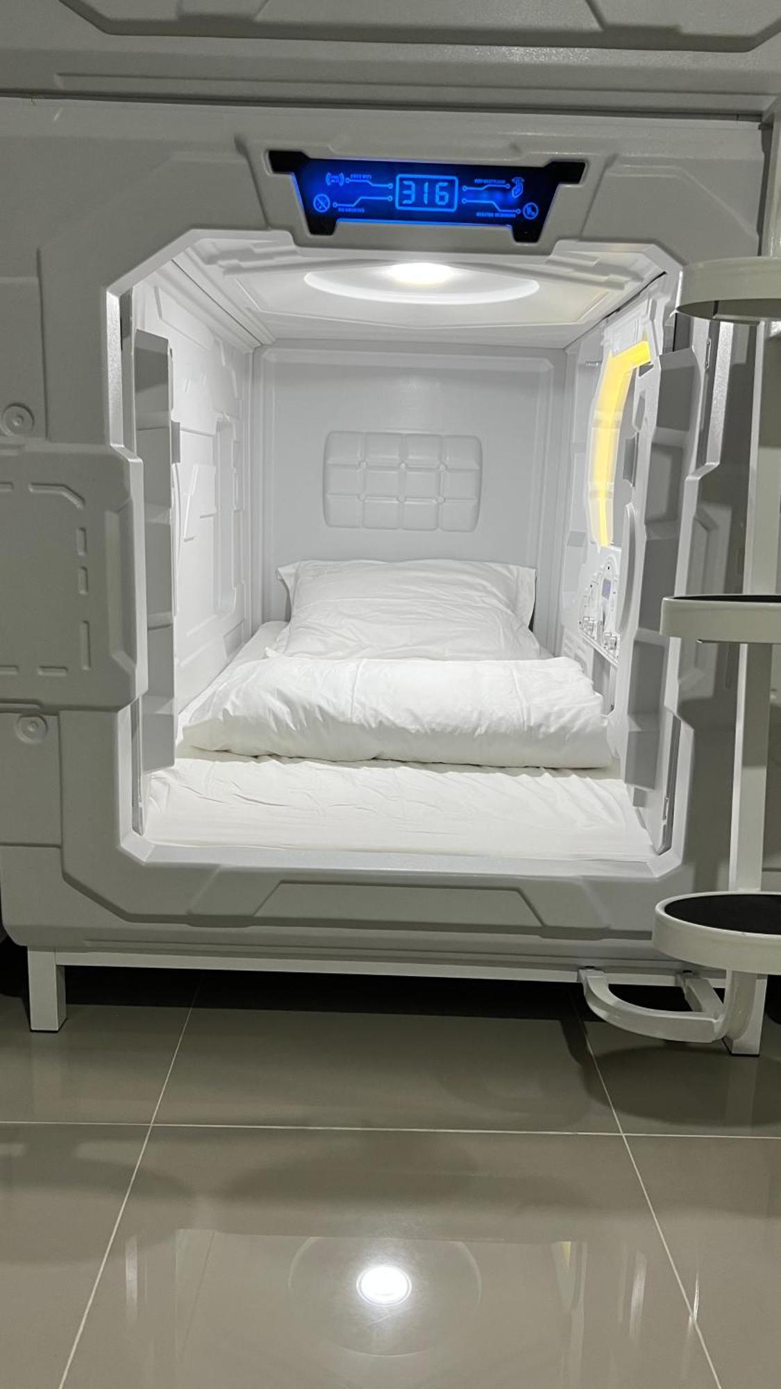 Kiwi Capsule Hotel Bangkok Kültér fotó